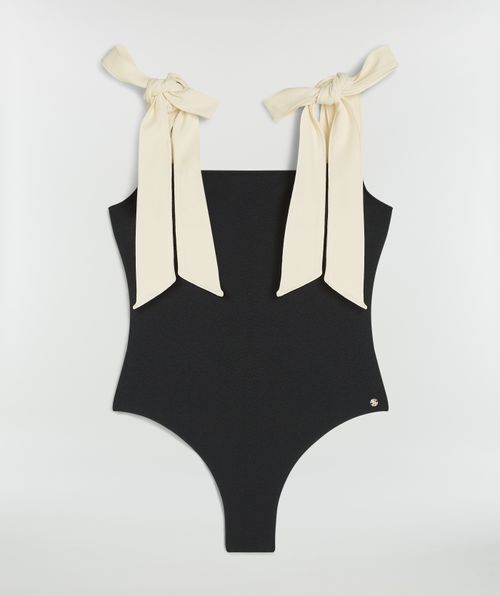 daisy_black-creme-white_jv-2503-2006-428_summer-25-drop-1_still_201_1